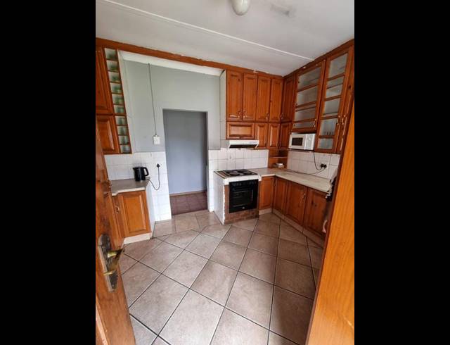 10 BEDROOM HOUSE FOR SALE IN KEMPTON PARK EXT 02